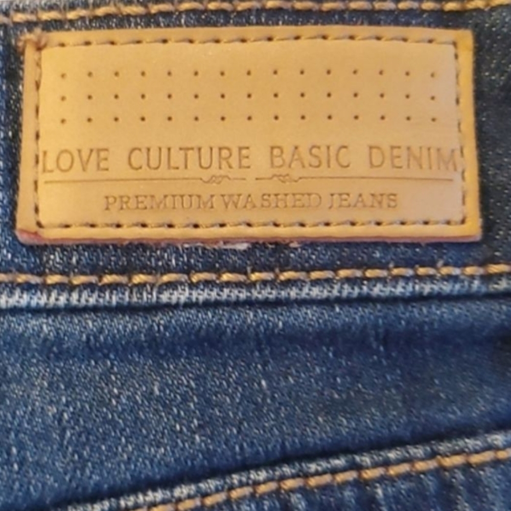 2/$25 Love Culture Denim Capri Jeans. Size 9 - Picture 3 of 5